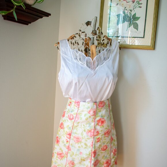 Vintage Roses Mini Skirt Size Small - Picture 2 of 5
